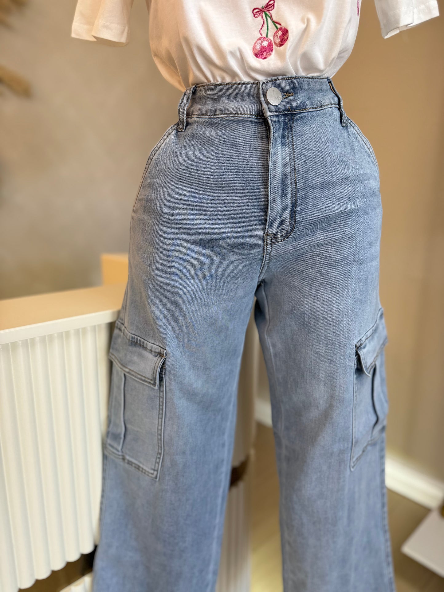 Light wash cargo jeans