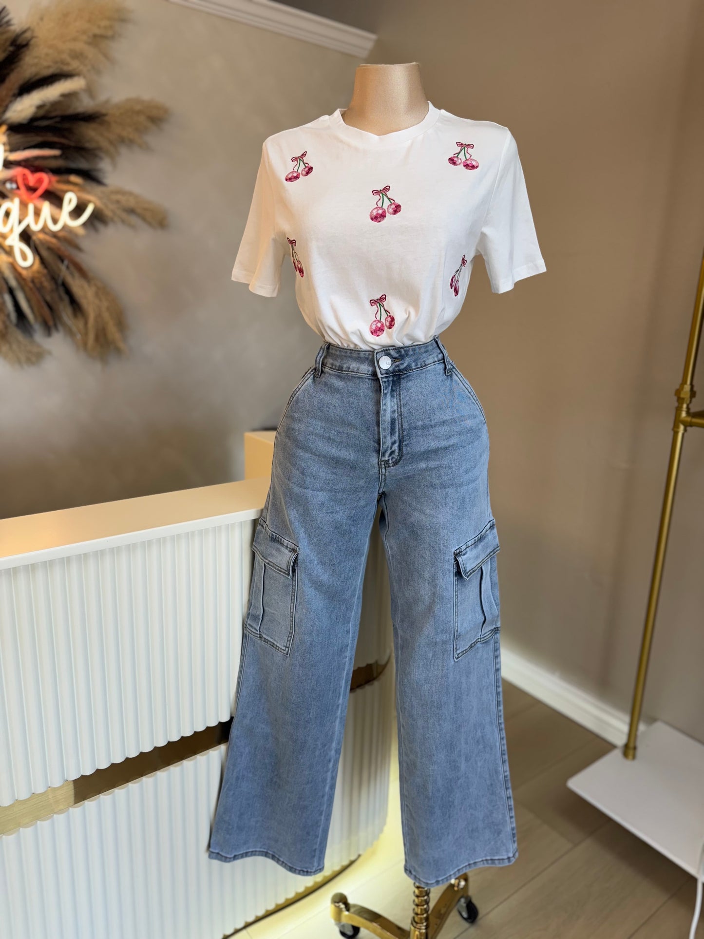 Light wash cargo jeans