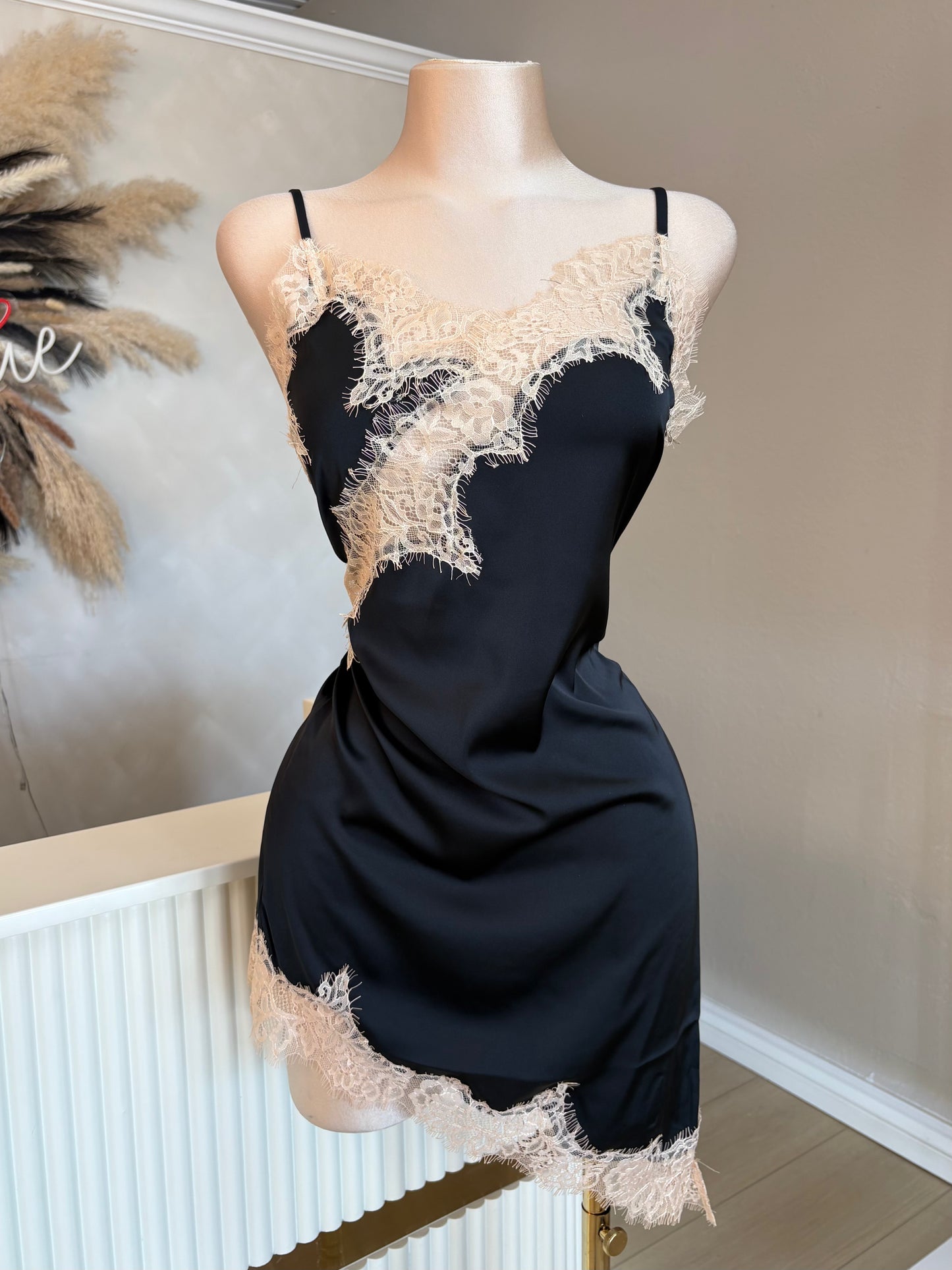 Amanda satin dress (black)