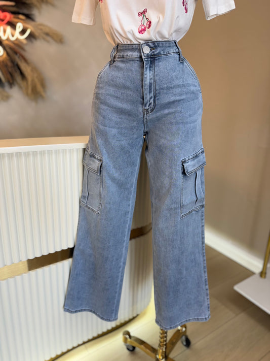 Light wash cargo jeans